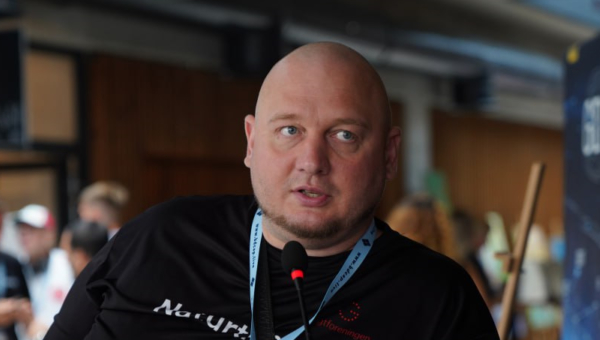 alt: Андрей Пережогин объясняет, как работать без внешнего бюджета alt: Визуальная схема стратегии на основе внутренних ресурсов alt: Работа с таблицей заявок как упрощенная система управления