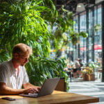 Экспат работает в кафе Бангкока через публичный Wi‑Fi и использует VPN на смартфоне